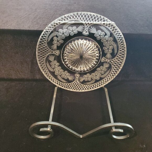 Beautiful Vintage Etched Glass Plate Floral with Starburst Bottom 10" Diameter - Picture 2 of 5